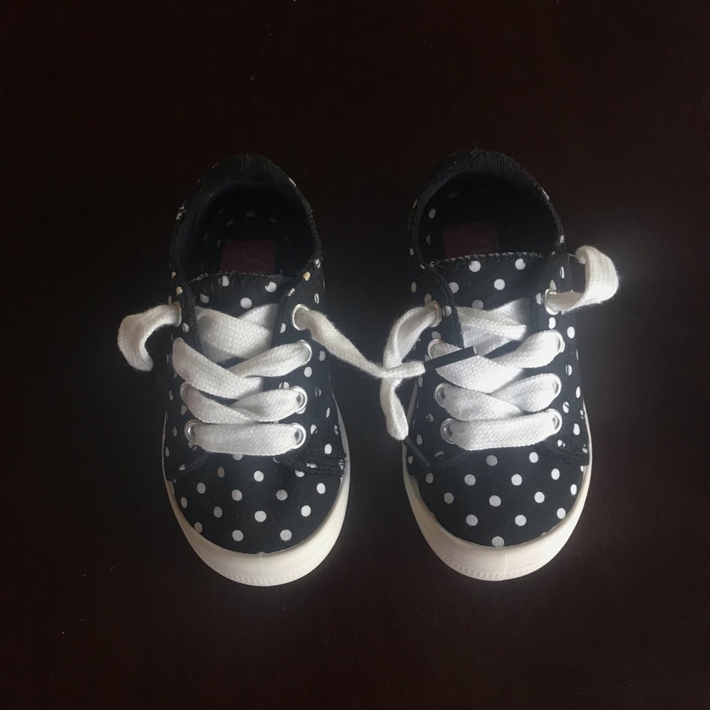 2/$10 🌼 Kids Polka Dot Sneakers 5M